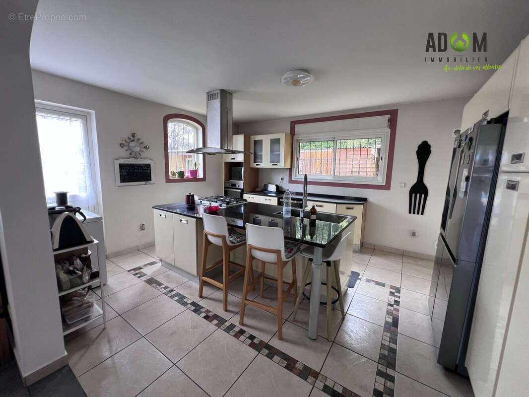 RDC - Cuisine Photo 1 - Maison à LE TAMPON