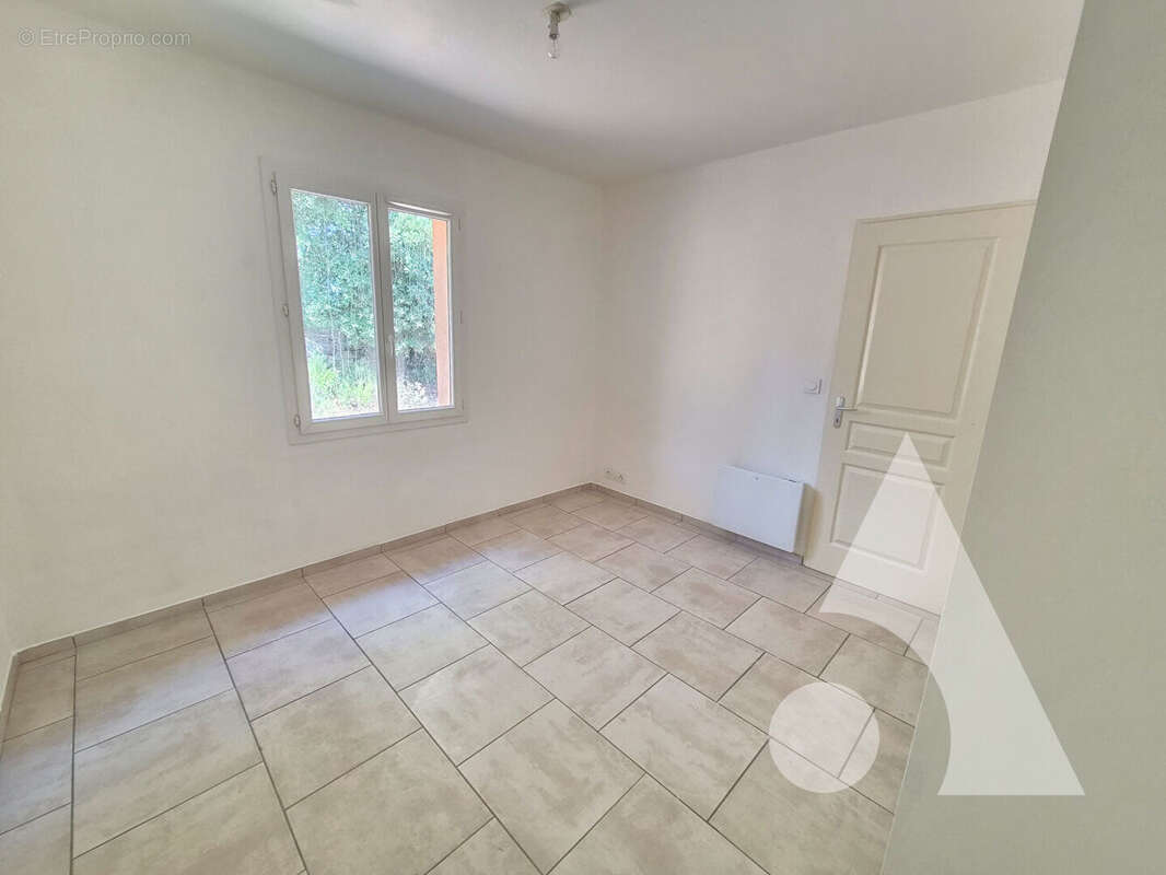 SILLANS-LA-CASCADE ? Maison de plain-pied de 88 m² sur terrain de 1.500 m² ? 282.000 - photo 9