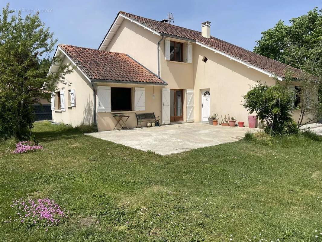 Maison à SAINT-MORILLON