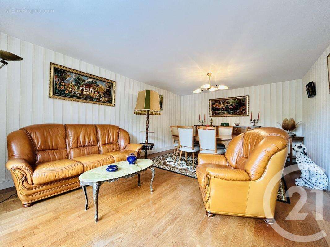 Maison à SAINT-LAURENT-SUR-GORRE