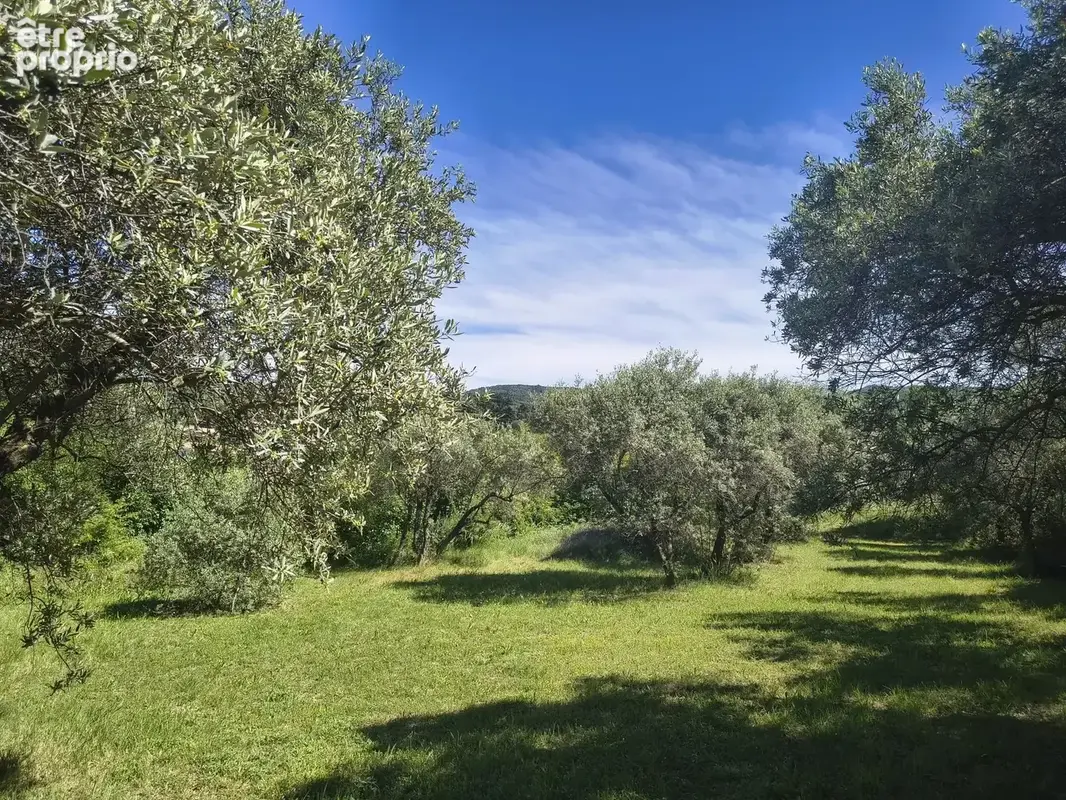 Terrain à APT