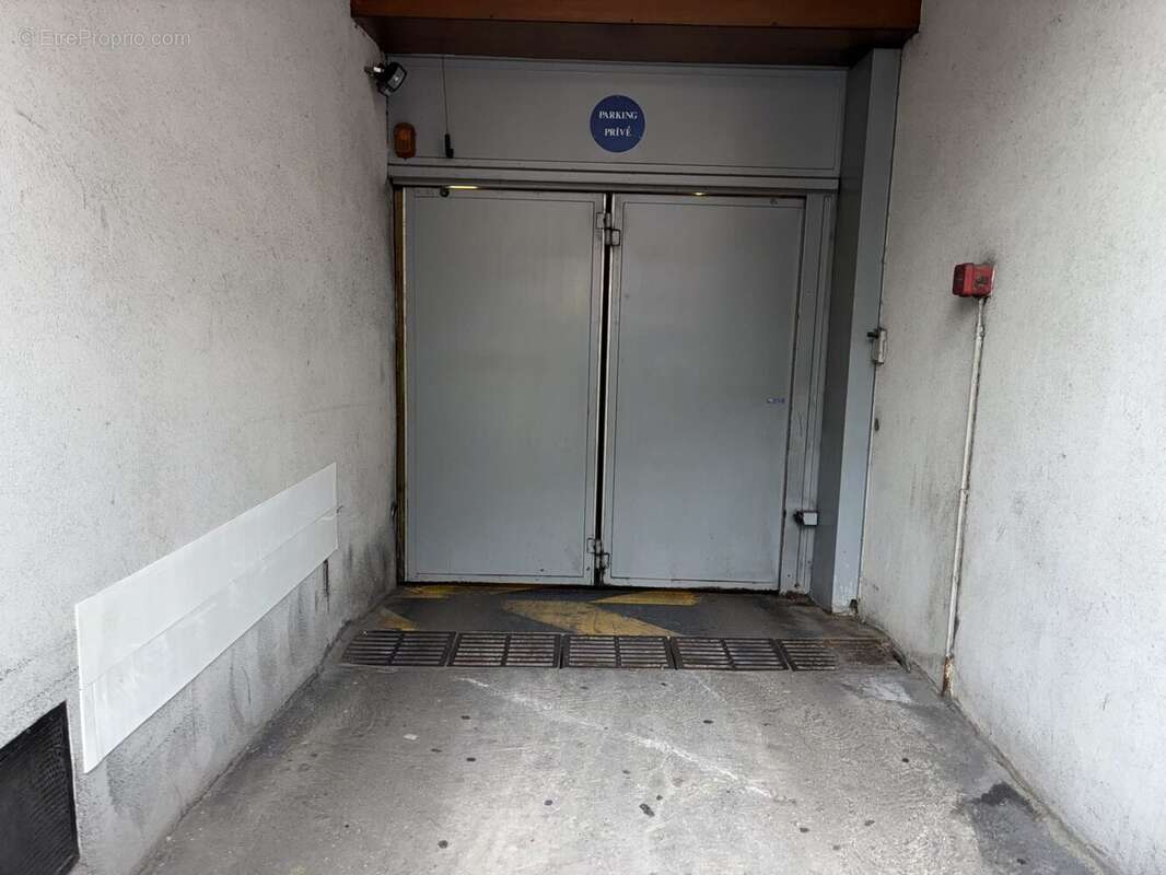 Parking à PARIS-16E