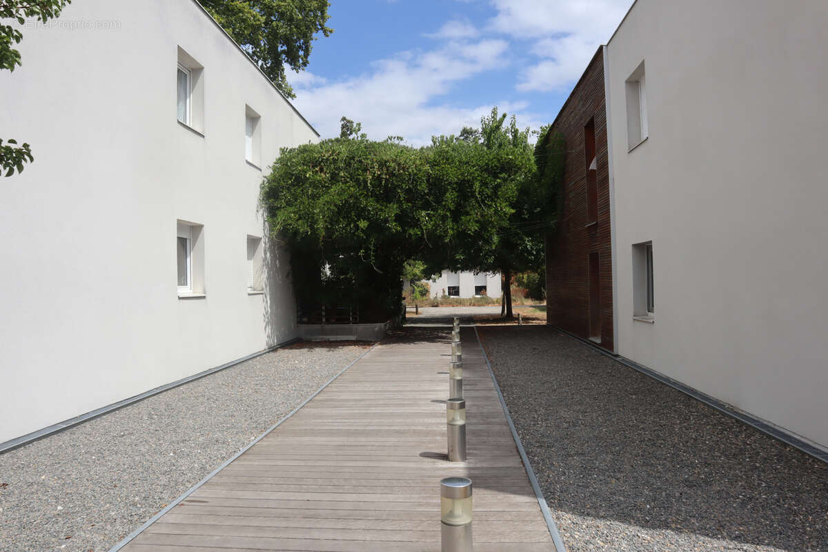 MERIGNAC ARLAC - Superbe T3 (63m2) ouvrant sur Parc Tenet avec belle Loggia + 1 Garage et 1 Parking - photo 13