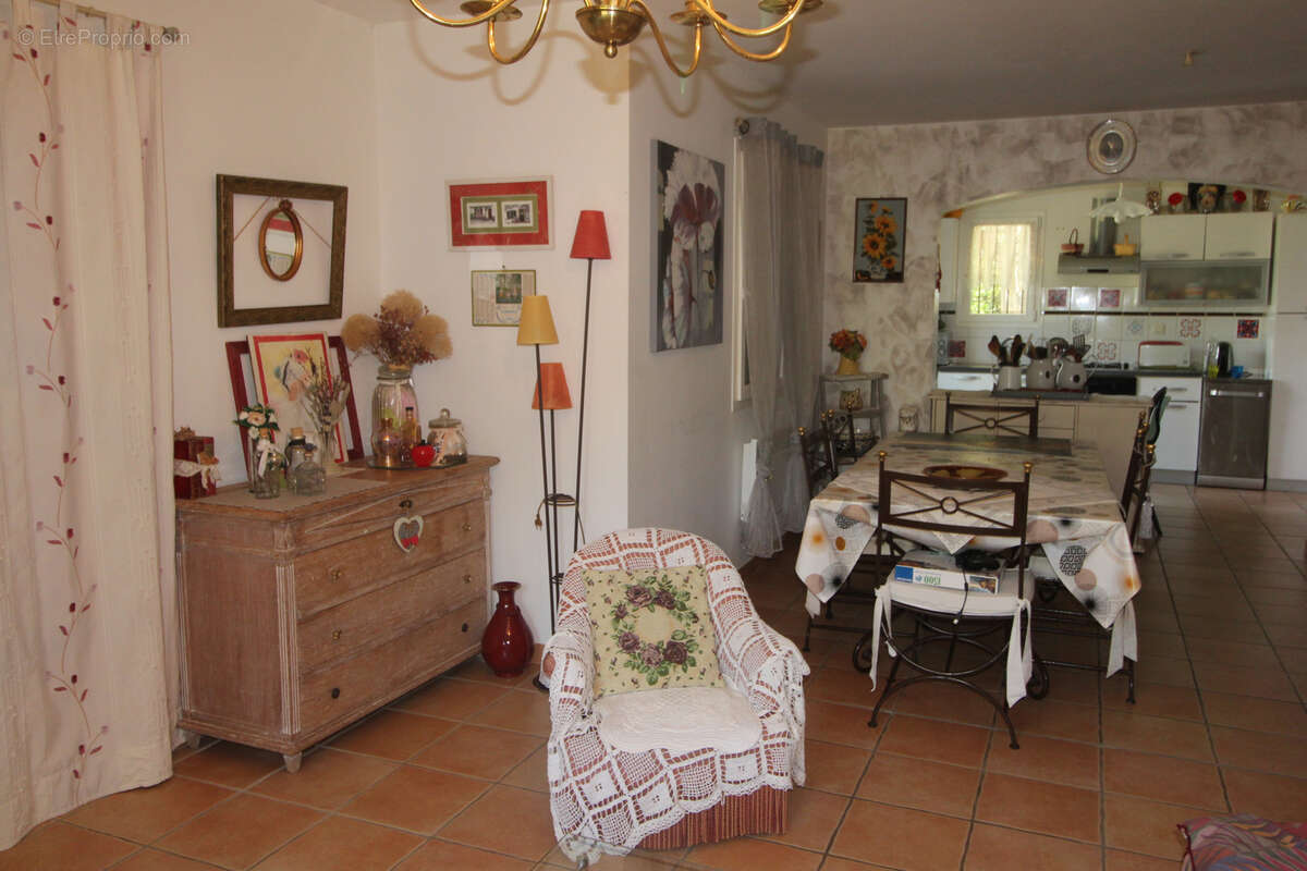 Prohe du village de Simiane la Rotonde, maison avec terrain et belle vue dégagée - photo 7