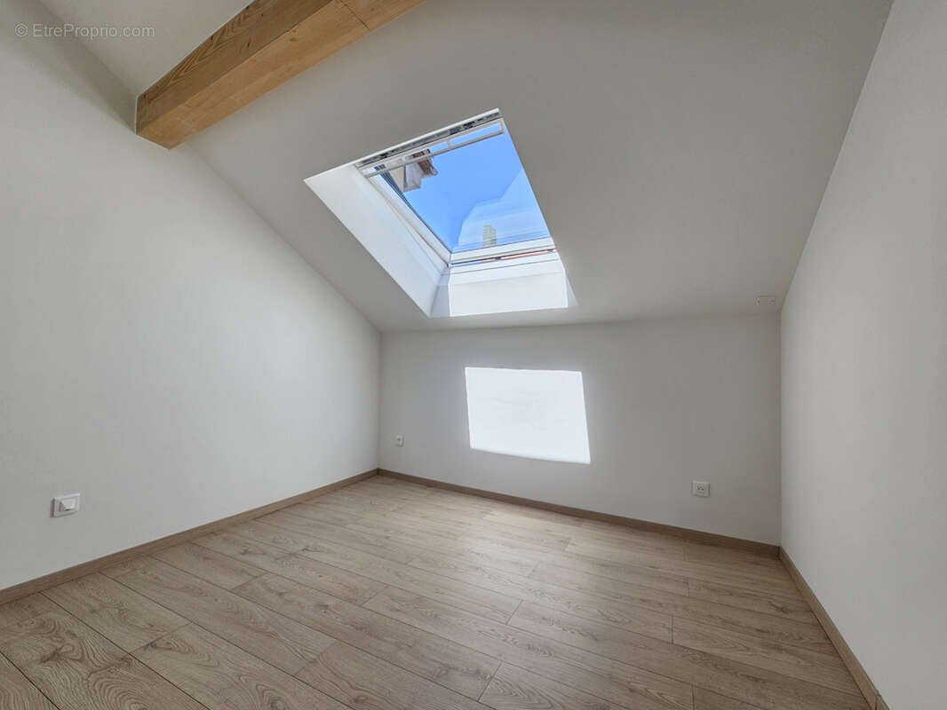 A vendre appartement duplex T4 climatisé centre-ville BELLEY. - photo 5