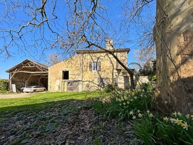 Maison en pierre en bordure de village avec dépendances - photo 13