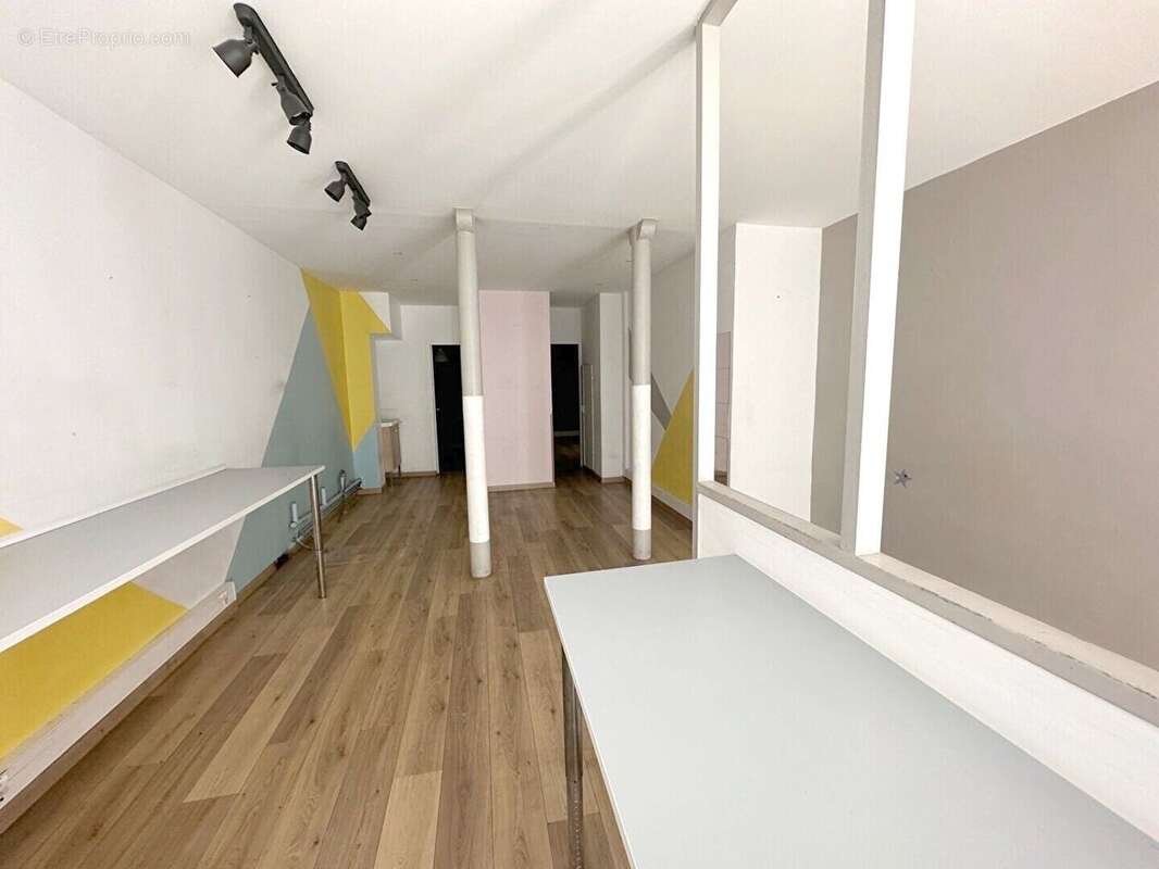 Commerce à PARIS-9E