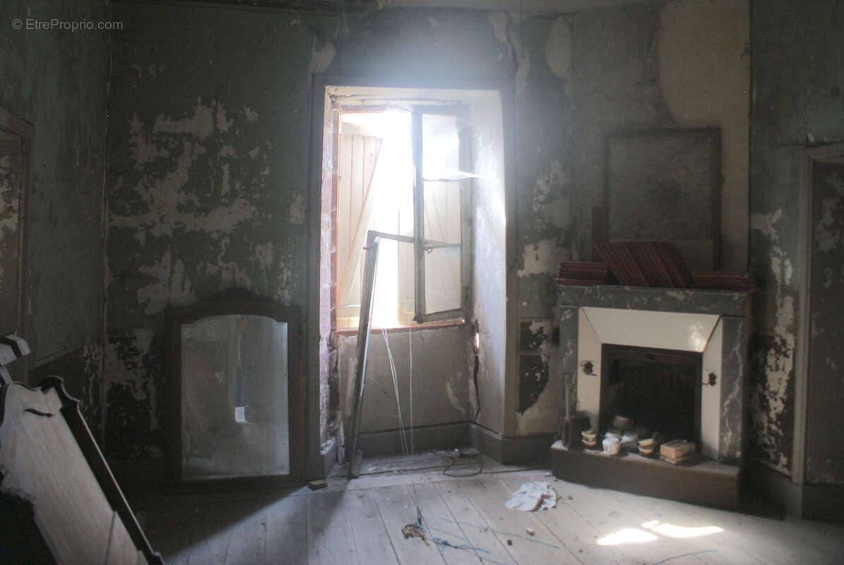 Maison à COLLONGES-LA-ROUGE