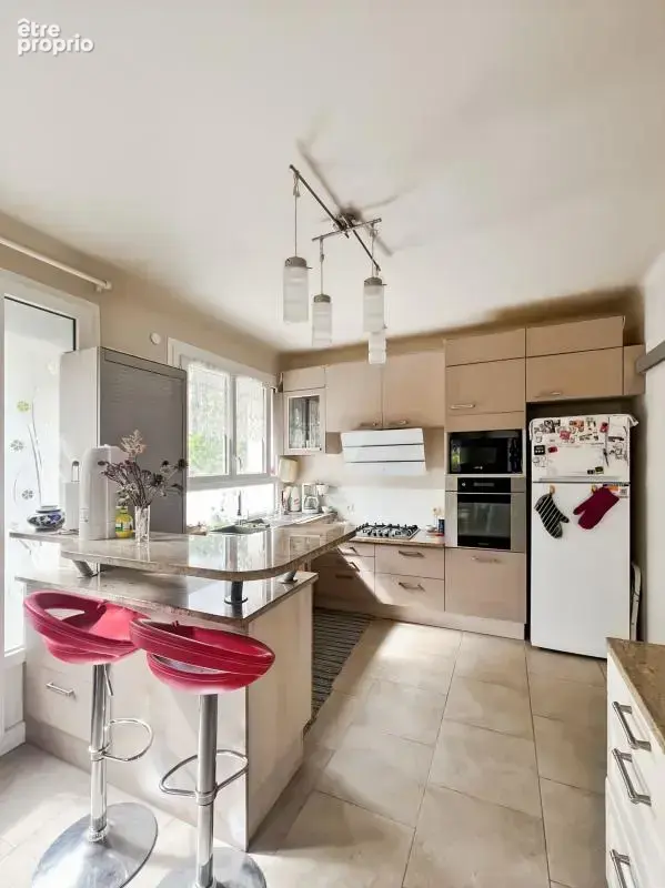 Maison lumineuse avec grand sous-sol, jardin arboré et verger - photo 14