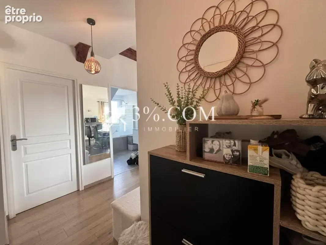3%COM Très beau F2 avec terrasse - cave - photo 2