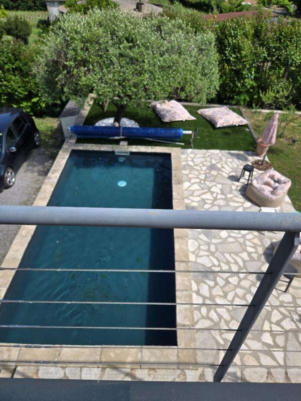 Villa de 124.7 M2 avec piscine et garage sur un terrain clos et arboré de 735 M2 au calme sans vis à vis - photo 4