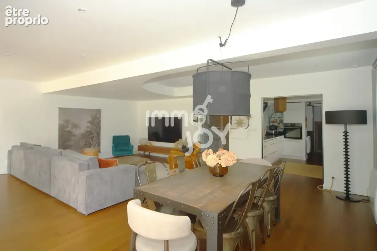 Muret, maison de ville entièrement restaurée, 212 m2 sur 2 niveaux, T7, garage et jardin, calme et praticité. - photo 4