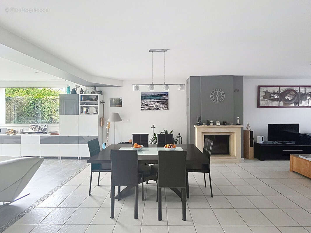 Maison 8 pièces sur un terrain de 1000 m² entièrement clos et arbore - photo 3