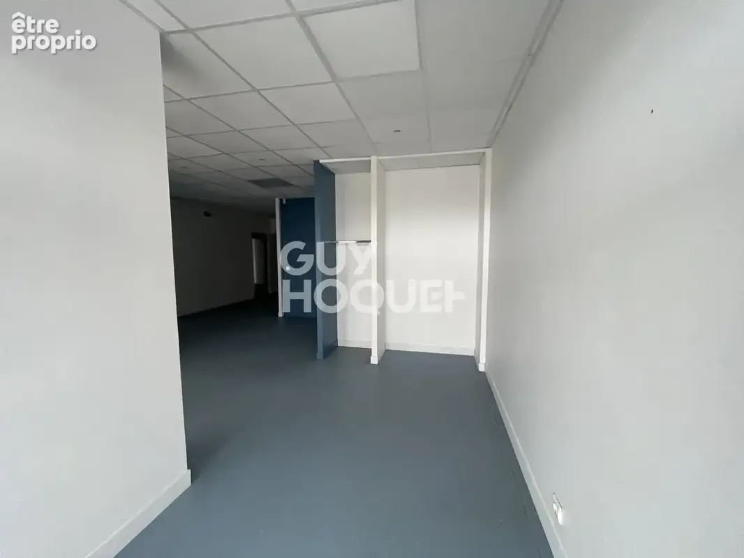 Vous cherchez un local commercial ? Local 200m2 à Saussay - Axe Passant - photo 6