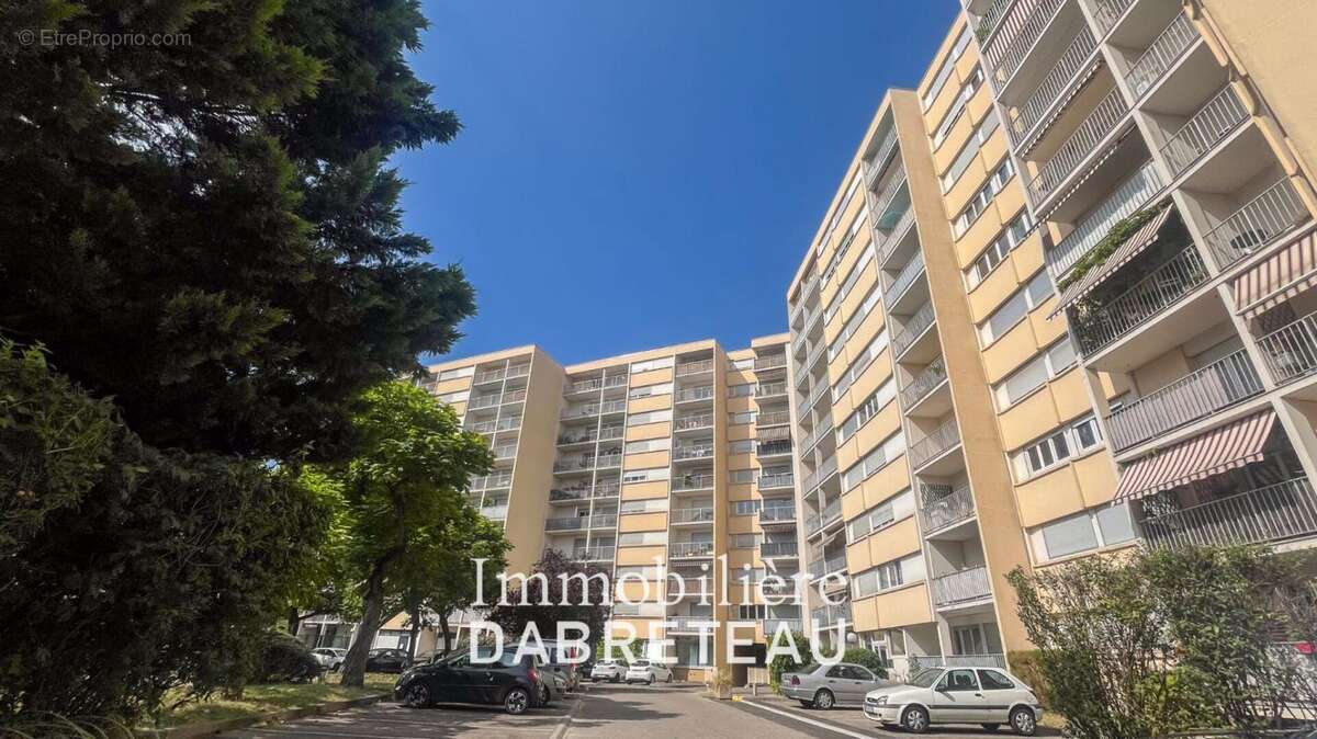 Rue du Luizet - T3 traversant avec balcon, stationnement et cave - photo 8