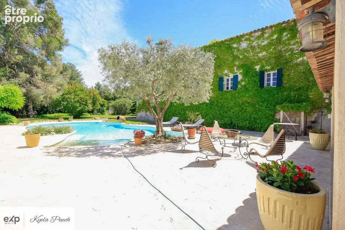 Kyela Puech présente une bastide renovée au Puy Sainte Réparade, à 15mins de Aix-en-Provence, 5 mins de Chateau Lacoste, avec dépendance de 50m2, piscine, pool house et annexes- en campagne - Maison à LE PUY-SAINTE-REPARADE
