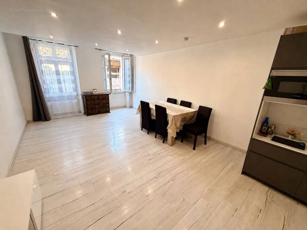 Appartement à PUGET-THENIERS