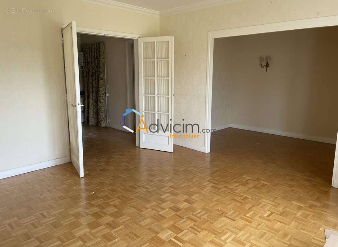 vue pièce à vivre et salon - Appartement à OLIVET
