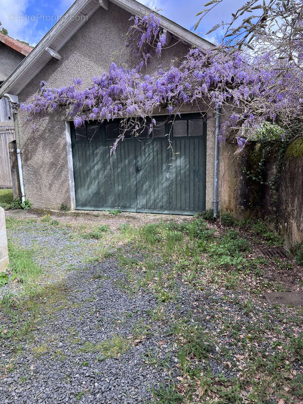 Maison à LUSSAC-LES-CHATEAUX