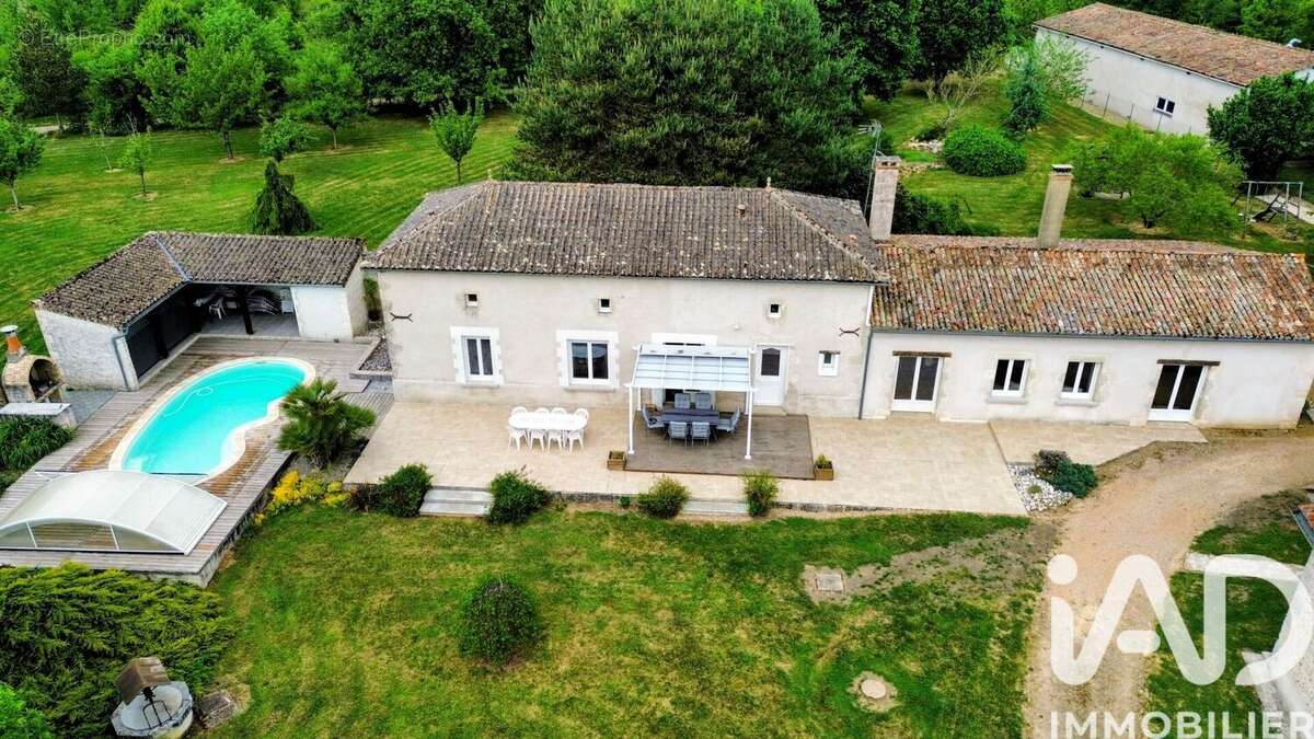 Maison 235 m² à Queaux  - photo 3
