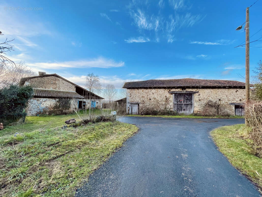 Maison à LESIGNAC-DURAND