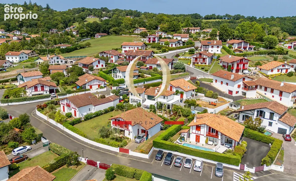 URRUGNE - Maison familiale avec jardin et garage, proche du bourg et des plages - photo 16