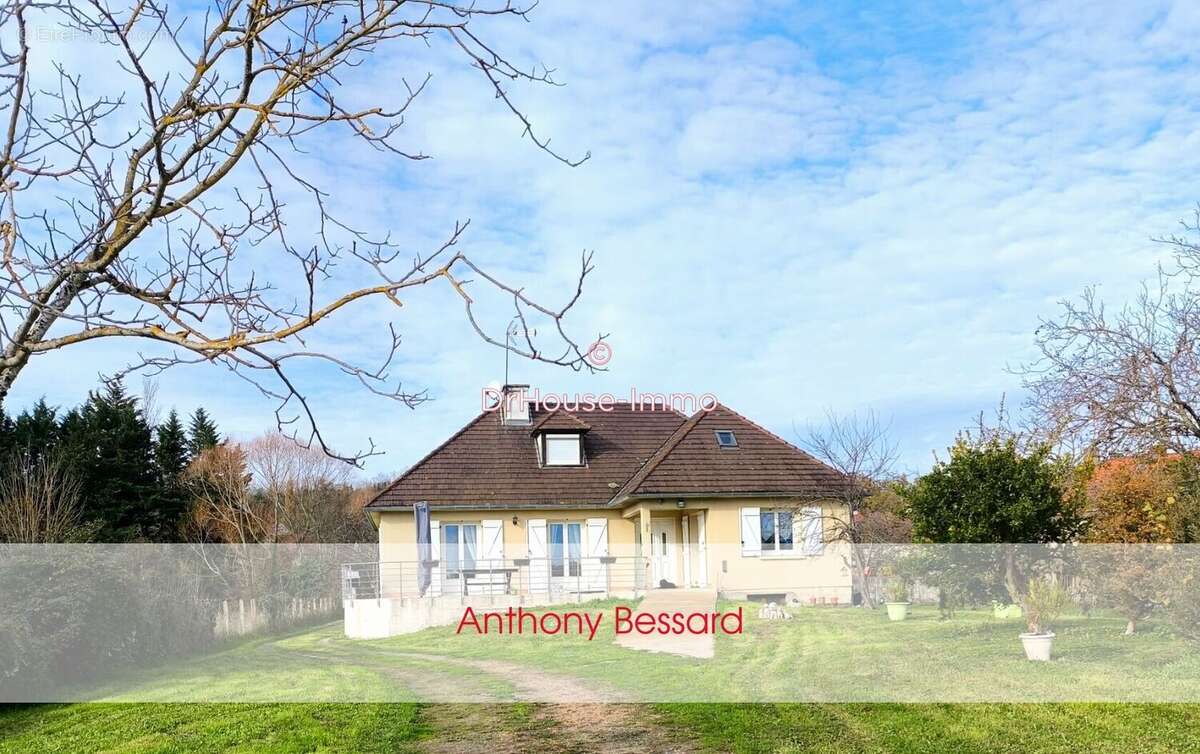 Maison à CREUZIER-LE-VIEUX