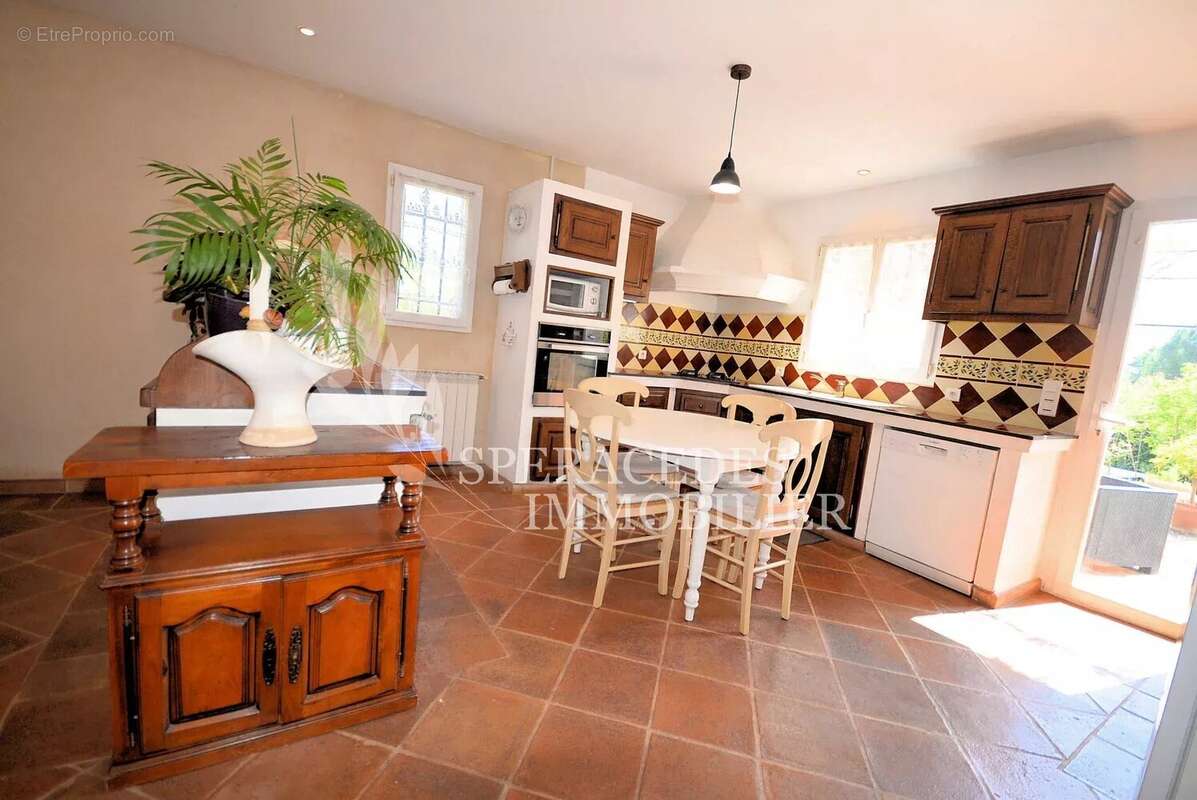 Maison à SAINT-CEZAIRE-SUR-SIAGNE