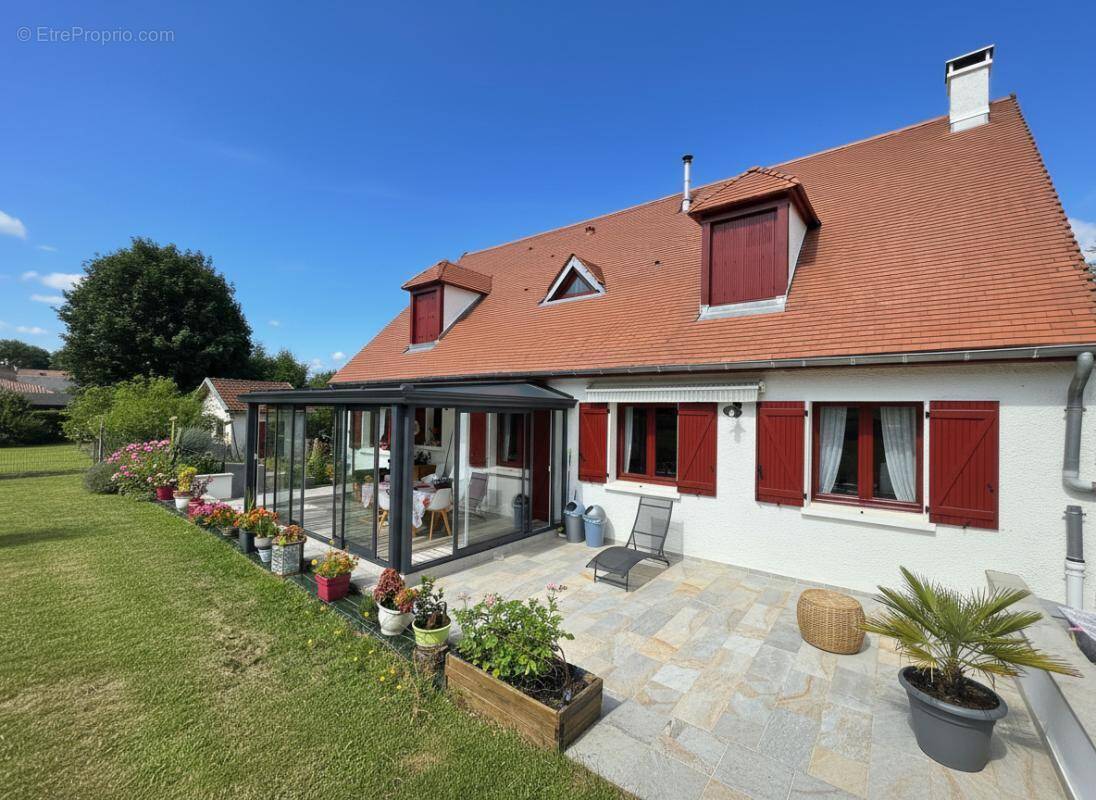 Maison à CREUZIER-LE-VIEUX