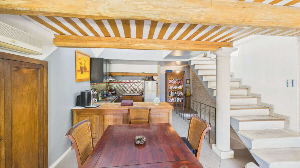 À 5 km d'Avignon Maison de Village Type LOFT 170 m² avec Terrasse, Garage Idéale 2 Familles - photo 9