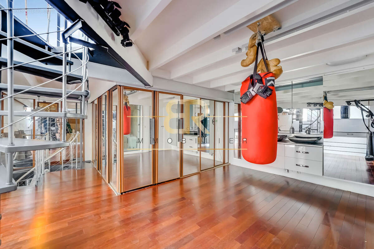 Loft atypique de 190 m2 avec terrasse, sauna sec, jacuzzi, calme et  lumineux - photo 14