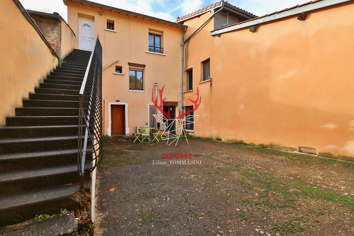 Appartement à LA TOUR-DE-SALVAGNY