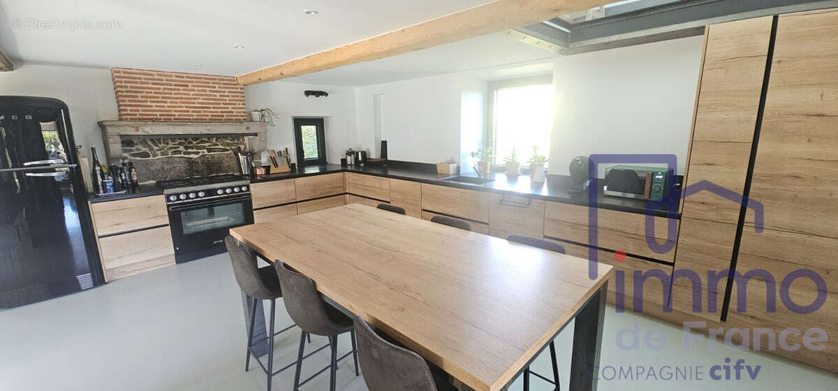 Maison à LA TOUR-EN-JAREZ