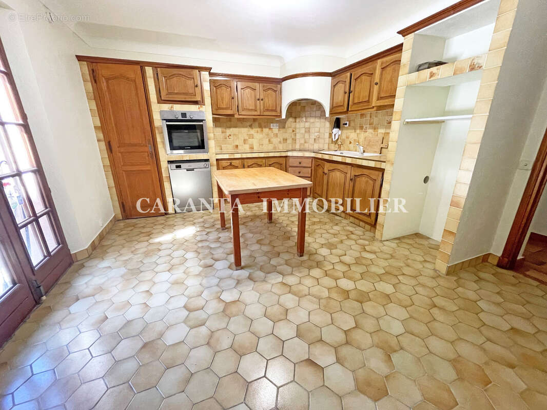 Vente Villa 9 pièces Ste Maxime avec garage et T3 indépendant. - photo 9