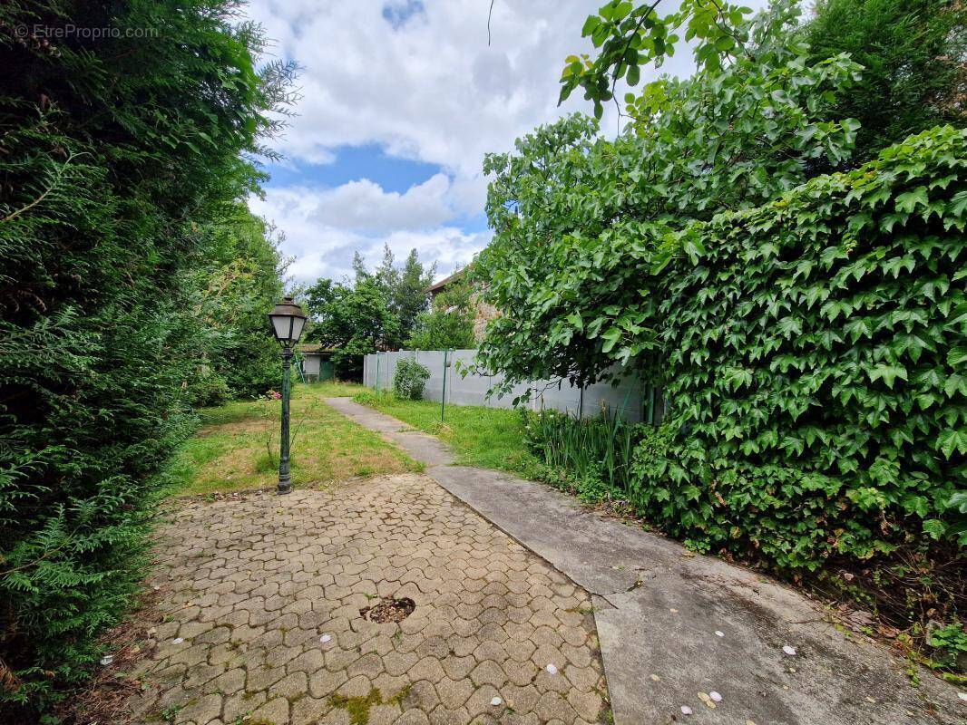 Maison à SAINTE-GENEVIEVE-DES-BOIS