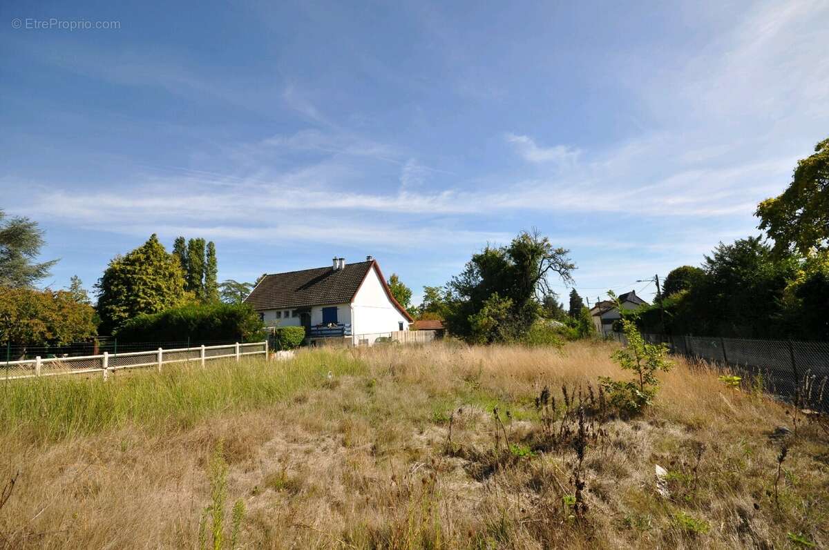 Terrain à BRUYERES-LE-CHATEL