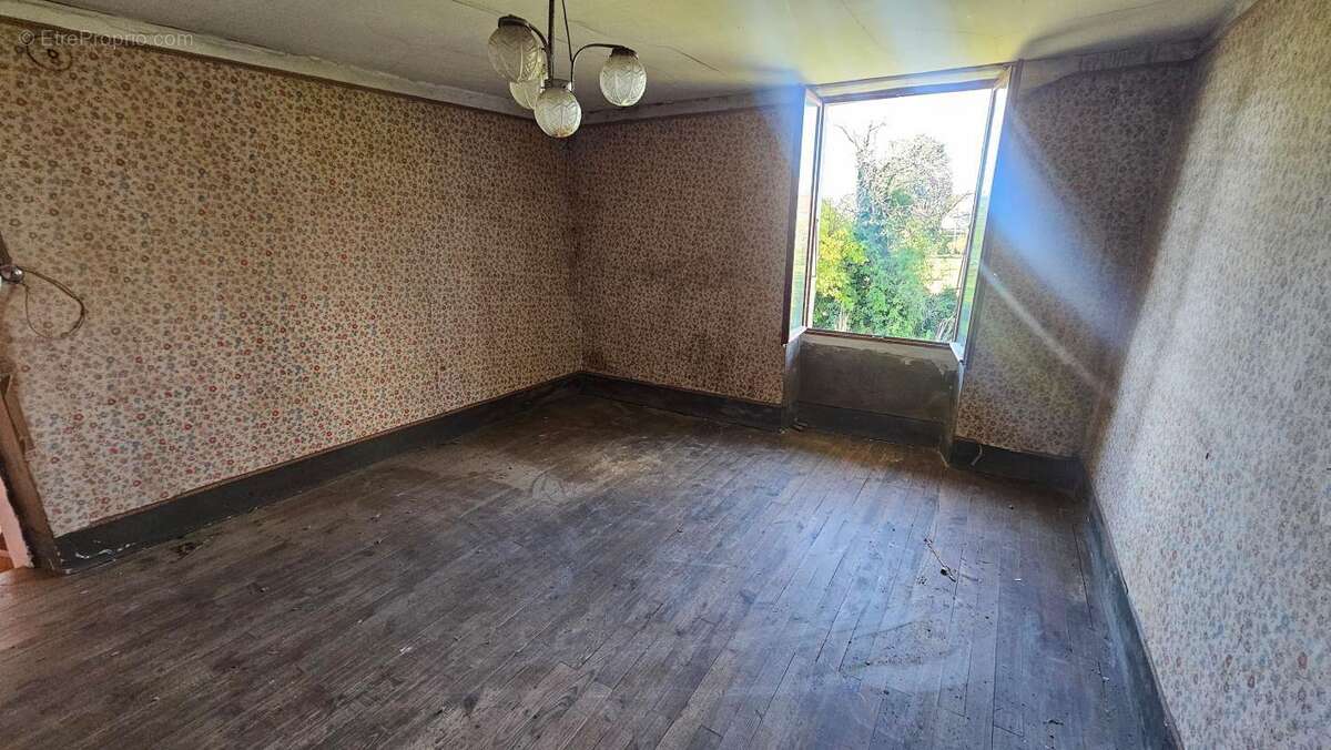  Maison à rénover avec grange indépendante – La Buisse (38500) - photo 4
