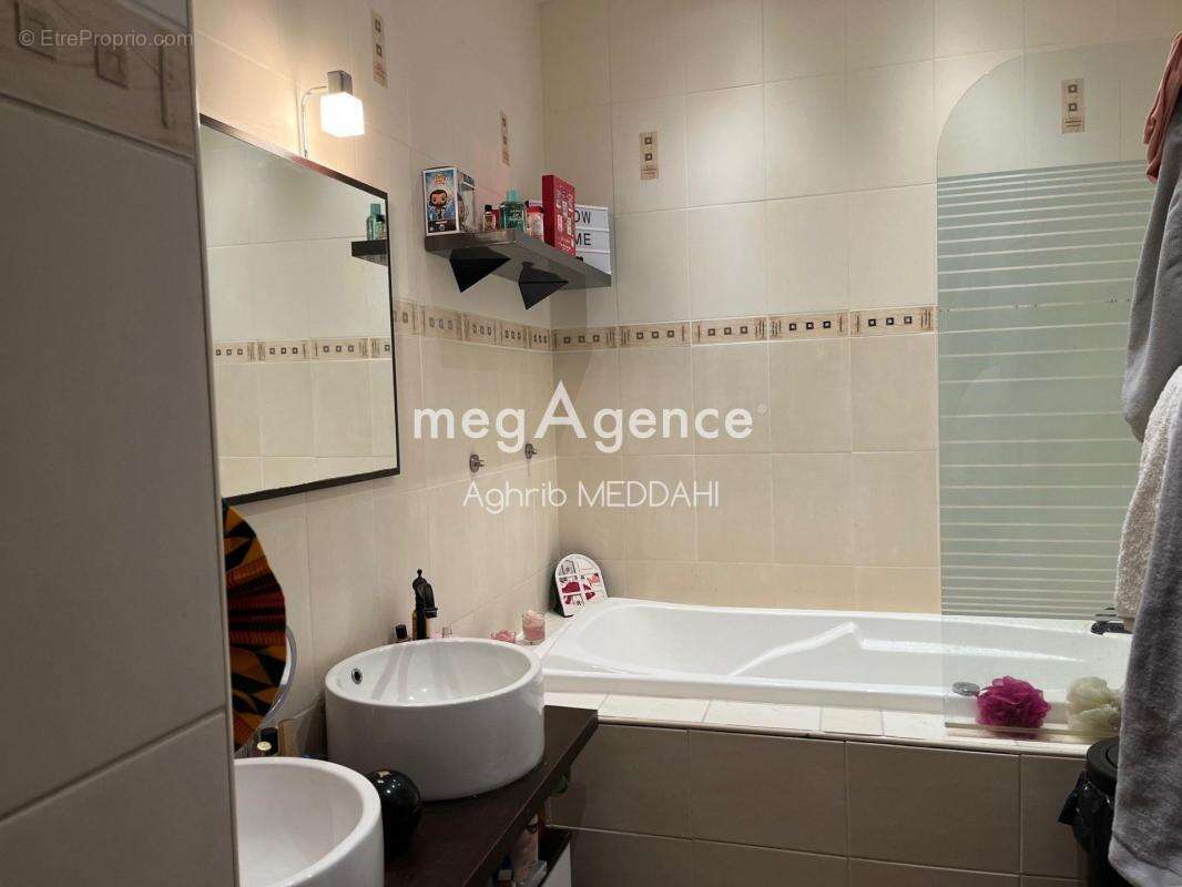 "À 10 minutes des plages de Royan, découvrez une authentique demeure de caractère offrant 6 chambres, piscine, studio indépendan - photo 11