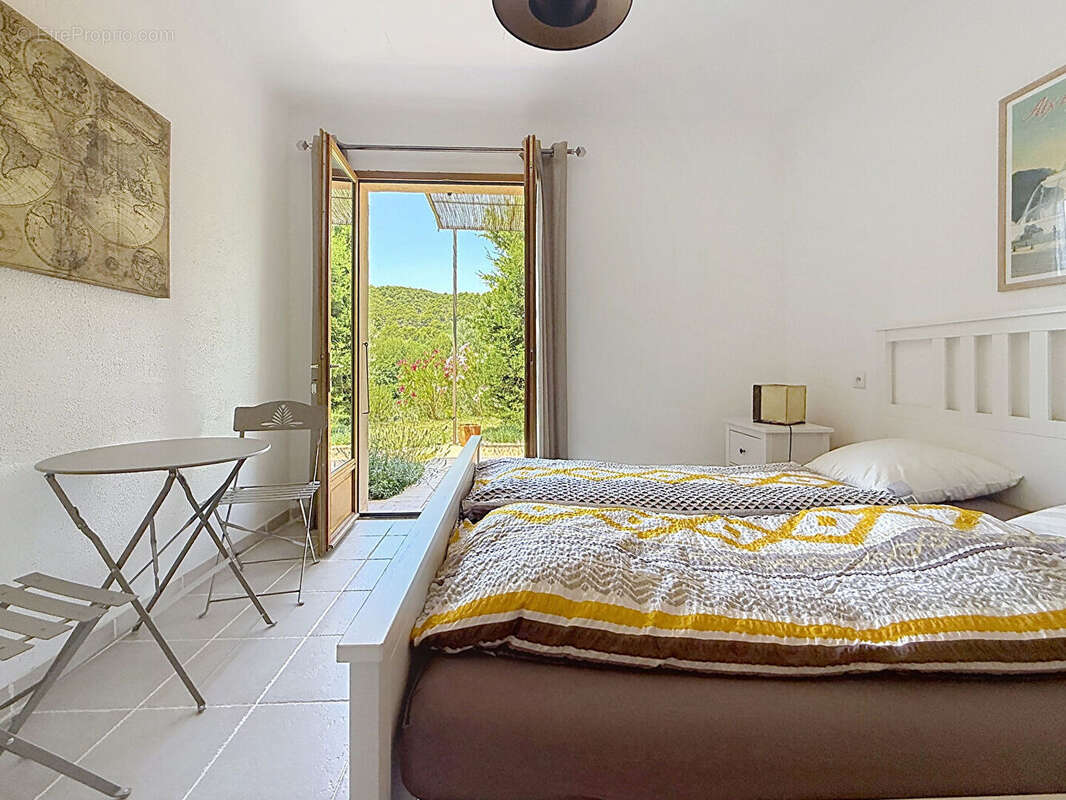 Vaugines Maison de charme en pleine campagne 170 m², double logement, piscine et horizon dégagé - photo 5