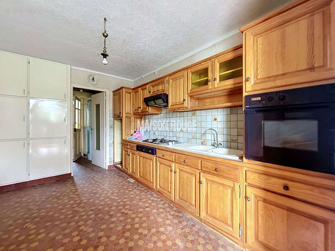 TRESSE - Maison en pierre à rénover avec jardin de 900 m², garage et beau potentiel d'aménagement - photo 3