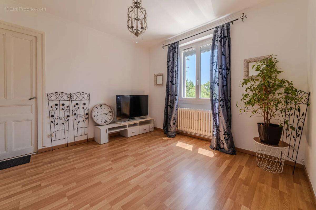 69400 - ARNAS - Maison familiale de 133 m² avec terrain - photo 8