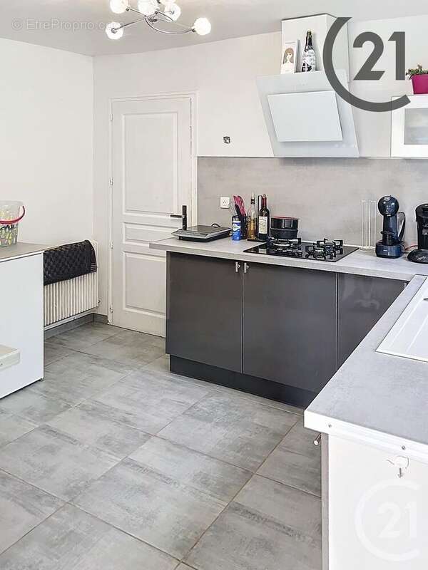 Maison à ESCOLIVES-SAINTE-CAMILLE