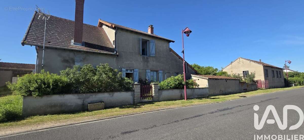 Maison 130 m² à Neuilly-En-Donjon  - photo 2