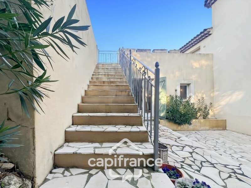 Domaine et Golf de Pont Royal, belle  propriété de 290 m2 établie sur un terrain de 2600 m2, cinq chambres, un bureau, piscine,  - photo 74
