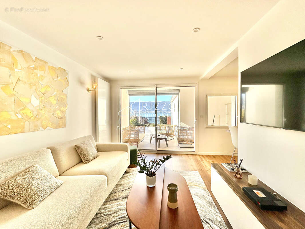 Appartement refait à neuf avec grande terrasse vue lac !!! - photo 7