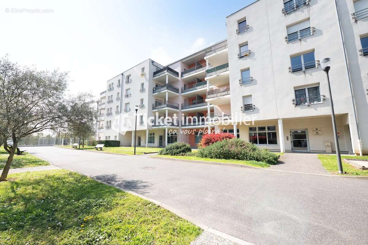 Appartement t3 61m2 cornebarrieu avec balcon, deux places de parking, concierge etc... - photo 13