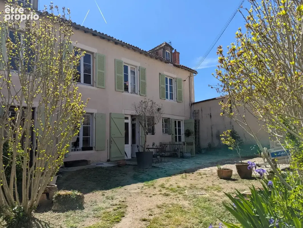 Deux propriétés de caractère au coeur de Montmorillon - photo 1
