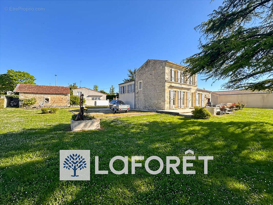 Maison ancienne en pierre avec dépendance sur un parc arboré de 3338 m² constructible proche commerces et écoles à GEMOZAC (1726 - photo 3