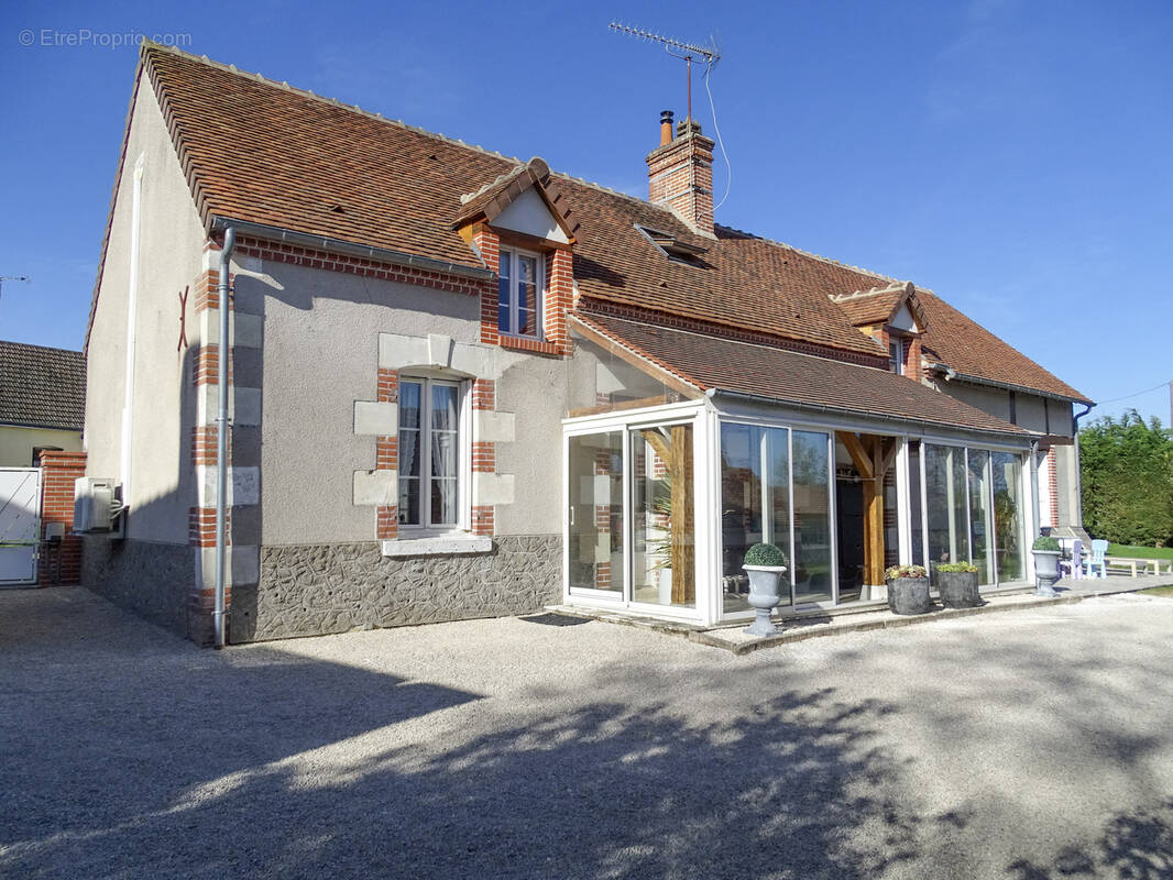 Maison à LA CHAPELLE-MONTMARTIN