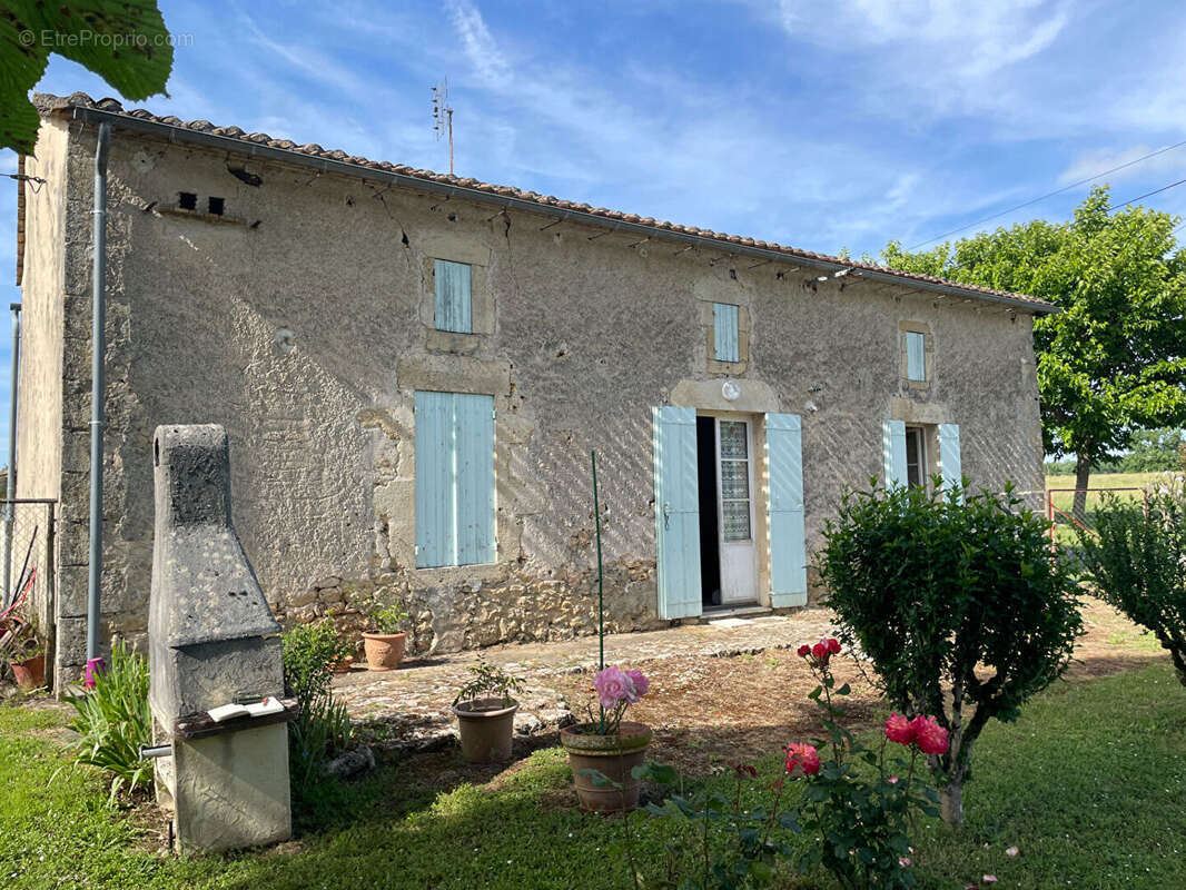 Propriété avec 2 maisons rénovées, une maison à rénover et grandes dépendances - photo 4